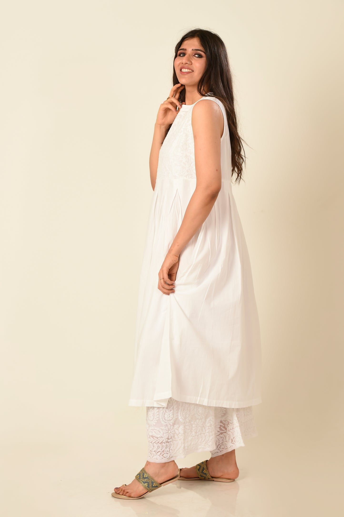 White Hand embroided skin friendly soft cotton Chikankari Kurti Lucknow Chikan Emporium.